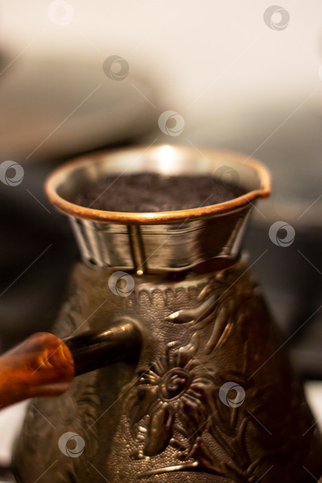Скачать Кофе варится в ретро-джезве на плите фотосток Ozero