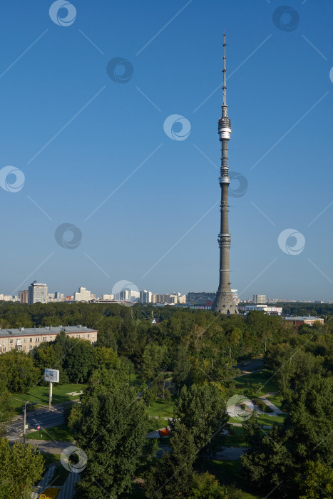 Скачать Останкинская башня над городским пейзажем Москвы. фотосток Ozero