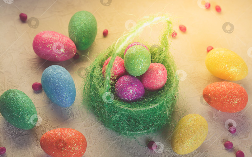 Скачать Пасхальный декор, цветные яйца в корзинке фотосток Ozero