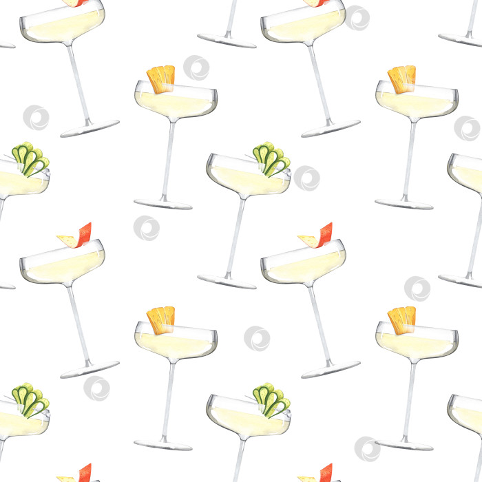 Скачать Бесшовный узор: бокалы с алкогольным напитком и фруктовыми украшениями. Коктейль с огурцом, апельсиновой цедрой и ананасом. Акварельная иллюстрация для оформления фона, упаковки фотосток Ozero