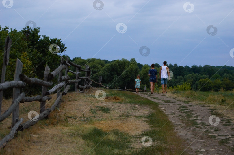 Скачать семья идет по тропинке фотосток Ozero