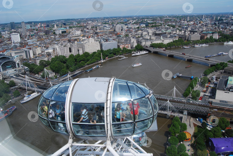 Скачать Лондон, Англия, Великобритания 23 мая 2009 года: Туристы в капсуле London Eye любуются видом на окрестности Лондона с высоты птичьего полета Темзе фотосток Ozero