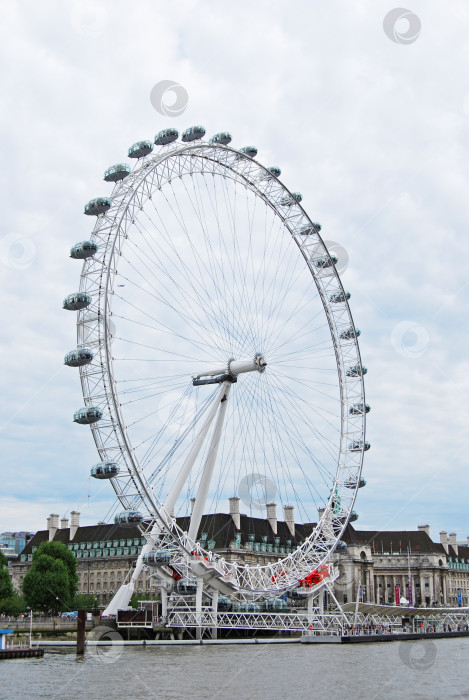 Скачать Лондон, Великобритания, 23 мая 2009 года: Лондонский глаз в пасмурный день фотосток Ozero