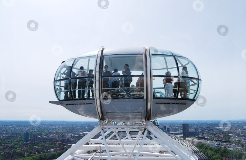 Скачать Лондон, Англия, Великобритания 23 мая 2009 года: Капсула London Eye в самомом верном расположении колонны обозрения, в которой туристы любуются другим видом фотосток Ozero