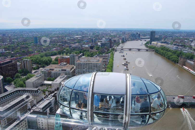 Скачать Лондон, Англия, Великобритания 23 мая 2009 года: Туры в капсуле London Eye с высот любуются красочной панорамой города и Темзы фотосток Ozero