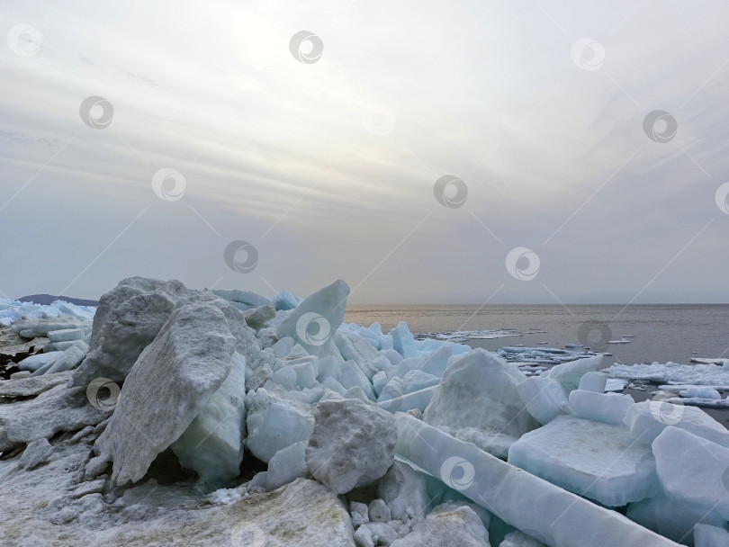 Скачать Зимний морской пейзаж с грудами льда фотосток Ozero