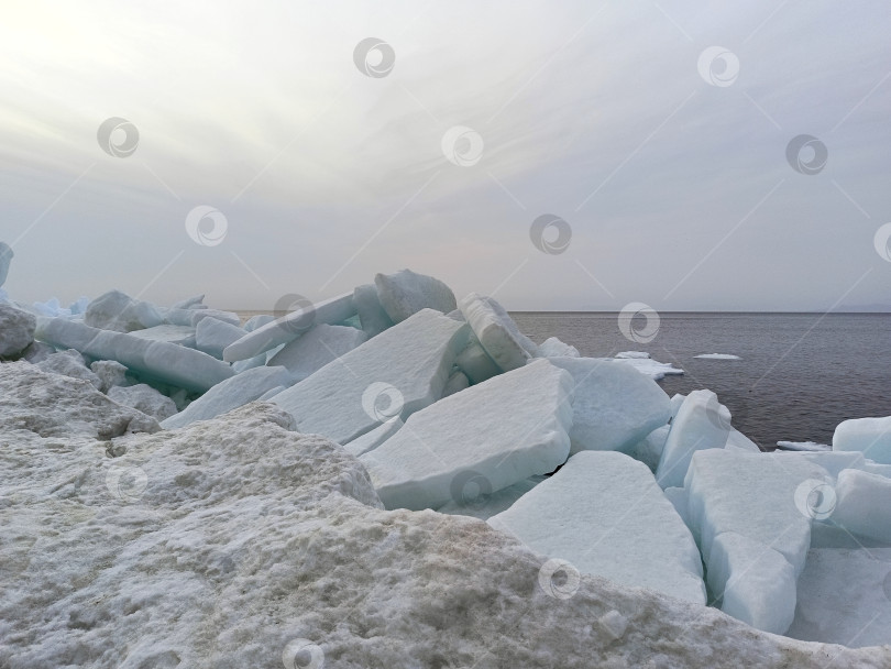 Скачать Пейзаж с льдинами на берегу моря фотосток Ozero