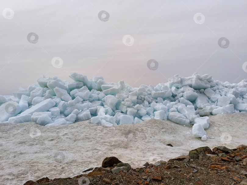 Скачать Льдины на берегу Амурского залива Японского моря на фоне закатного неба фотосток Ozero