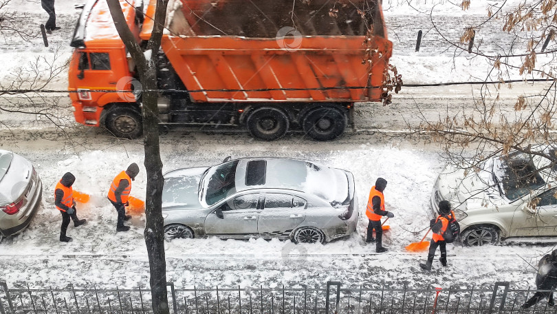 Скачать Россия, г. Москва, февраль 2024г. Уборка снега на улицах города фотосток Ozero