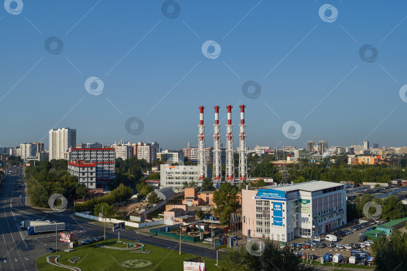 Скачать Панорама Москвы, зеленая зона с деревьями и кустарниками, здания, дымовые трубы в районе Останкинской телебашни. фотосток Ozero