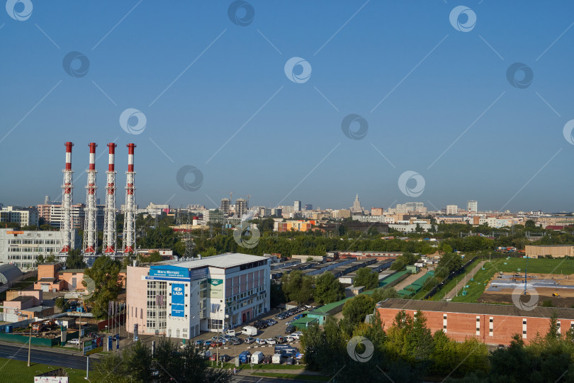 Скачать Панорама Москвы, зеленая зона с деревьями и кустарниками, здания, дымовые трубы в районе Останкинской телебашни. фотосток Ozero