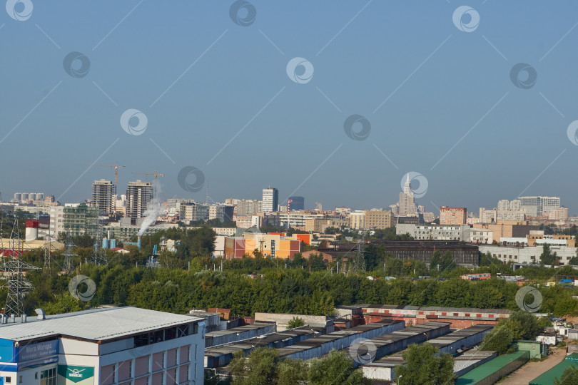 Скачать Панорама Москвы, зеленая зона с деревьями и кустарниками, здания, дымовые трубы в районе Останкинской телебашни. фотосток Ozero