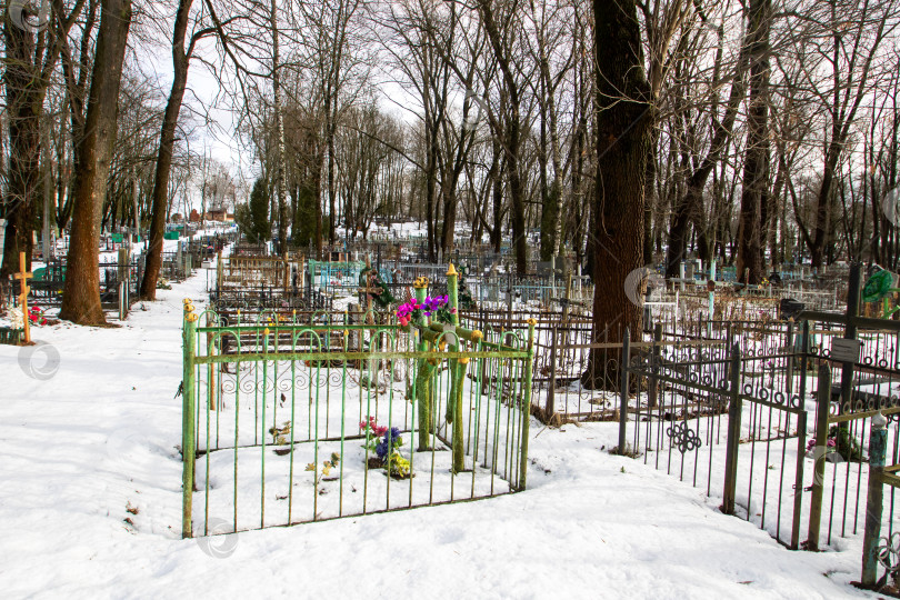 Скачать Старая могила на кладбище в Моссе фотосток Ozero