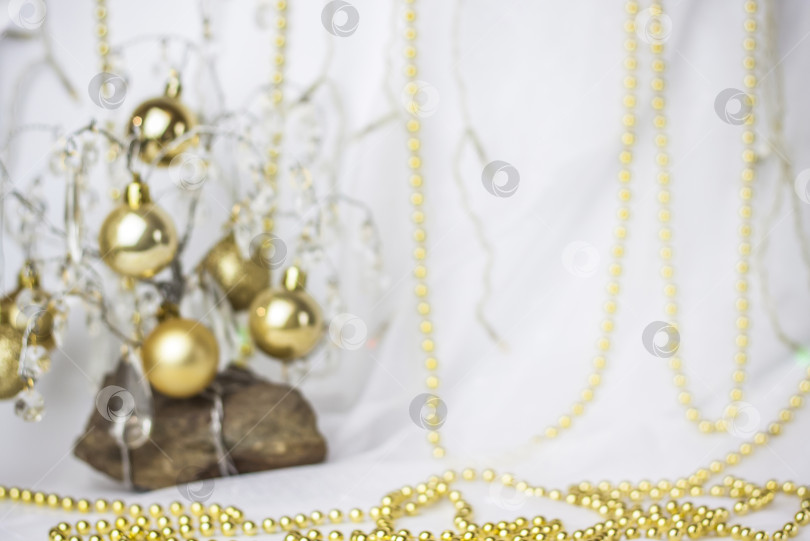 Скачать Рождественский фон с рождественской елкой, на которой висят маленькие золотые шарики. Выборочный фокус, картинка для фона. концепция Рождества и Нового года. фотосток Ozero
