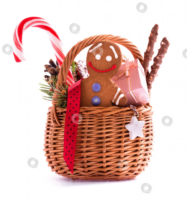 Скачать Рождественская подарочная корзина с угощениями и изолированным пряничным человечком фотосток Ozero