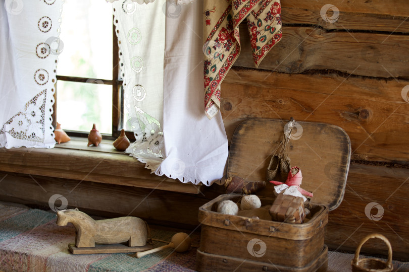 Скачать Глиняные игрушки у окна, подоконнике старого деревенского дома 18 век фотосток Ozero