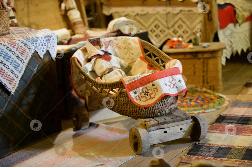 Скачать Детская, деревянная коляска стоит на полу в деревенском доме 18 века фотосток Ozero
