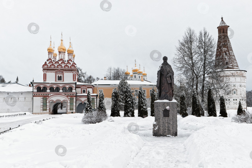 Скачать Скульптура Иосифа Волоцкого на фоне монастыря. фотосток Ozero