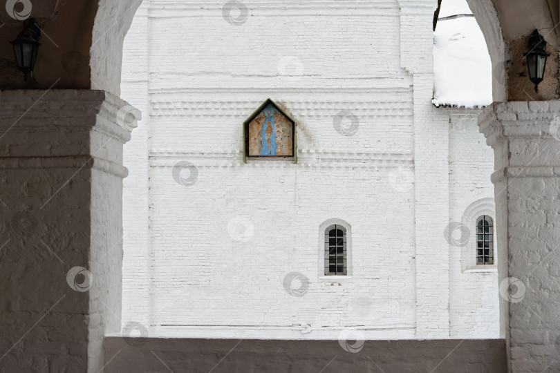 Скачать Икона на белой стене православного храма. фотосток Ozero