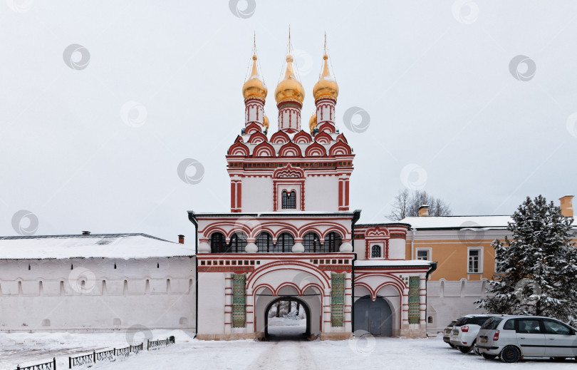 Скачать Входные воротав в Иосифо-Волоцкий ставропигиальный мужской монастырь и Пертопавловская надвратная церковь . фотосток Ozero