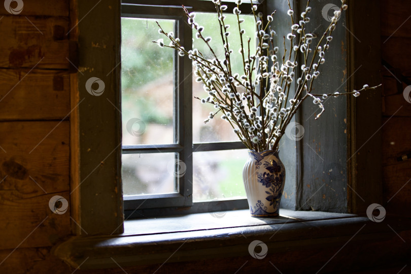 Скачать Букет вербы в глиняной вазе стоит на окне деревенского дома 18 века. фотосток Ozero
