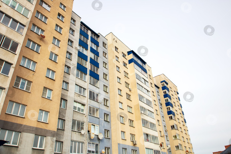 Скачать Окна многоэтажного высотного здания на фоне неба фотосток Ozero
