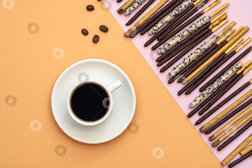 Скачать Разложите плоско кофейную чашку и палочки, обмакнутые в шоколад фотосток Ozero