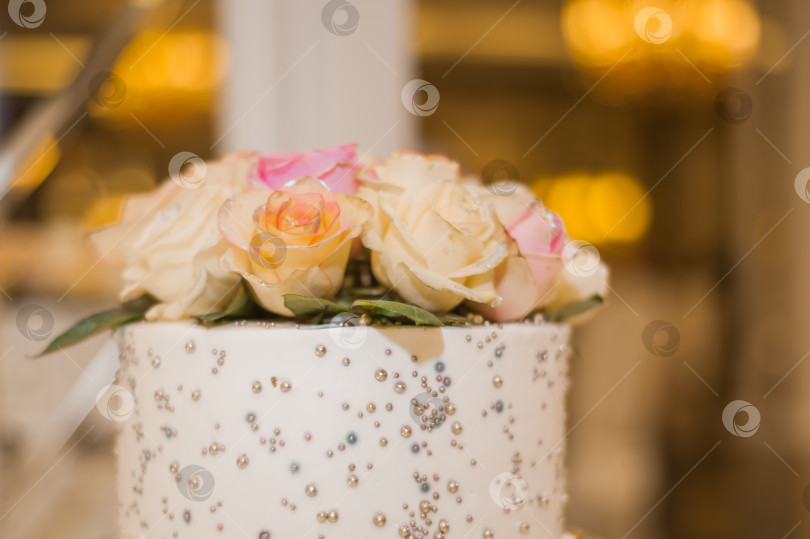 Скачать свадебный торт, украшенный жевательными розами. фотосток Ozero