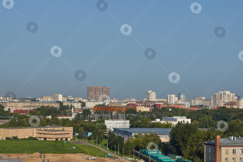 Скачать Панорама Москвы, зеленая зона с деревьями и кустарниками, здания в районе Останкинской телебашни. фотосток Ozero