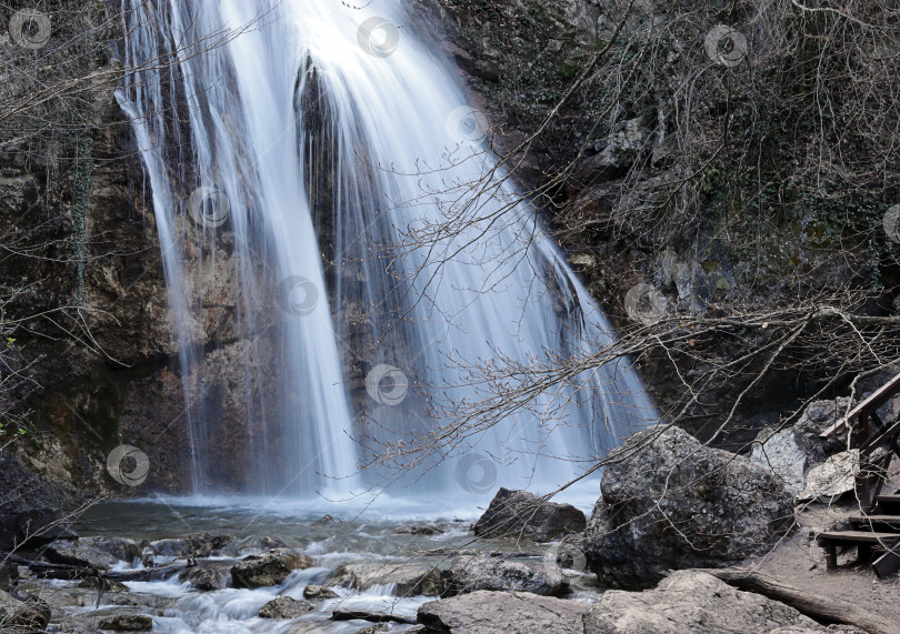 Скачать глубокий водопад в Крыму ранней весной фотосток Ozero