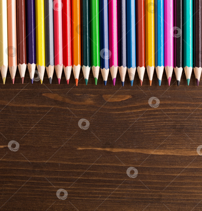 Скачать Цветные карандаши на деревянном фоне фотосток Ozero