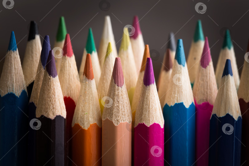 Скачать Цветные карандаши крупным планом фотосток Ozero