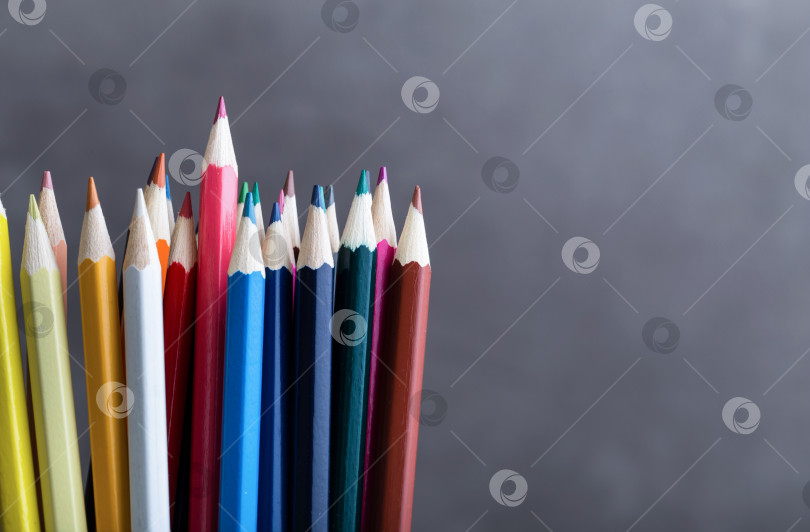 Скачать Цветные карандаши на сером фоне фотосток Ozero