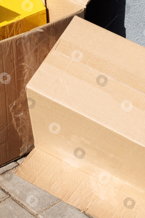Скачать Пустые картонные коробки после переезда крупным планом фотосток Ozero