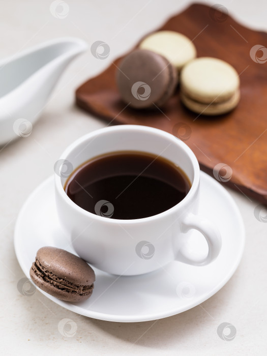 Скачать Чашка кофе и миндальное печенье на столе на светлом фоне фотосток Ozero