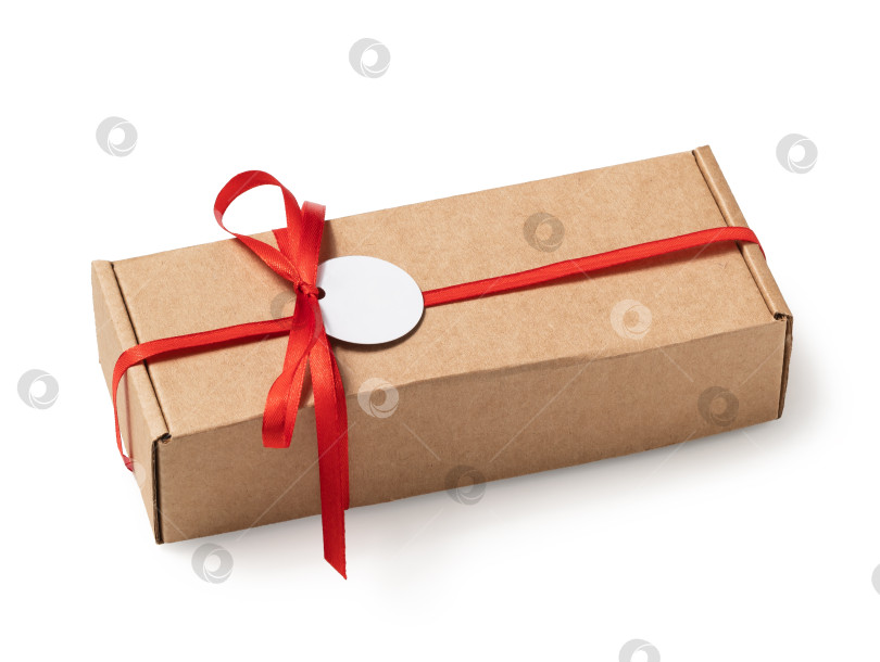 Скачать Закрытая картонная коробка прямоугольной формы с красной лентой, выделенной на белом фоне фотосток Ozero