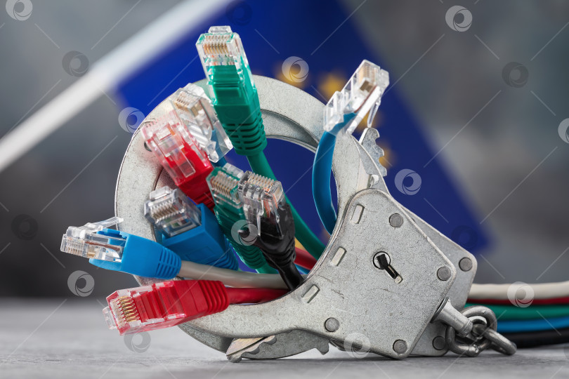 Скачать Застегнутые наручники на сетевых проводах и флаг ЕС на абстрактном фоне, концепт на тему наказания за преступления в сети фотосток Ozero