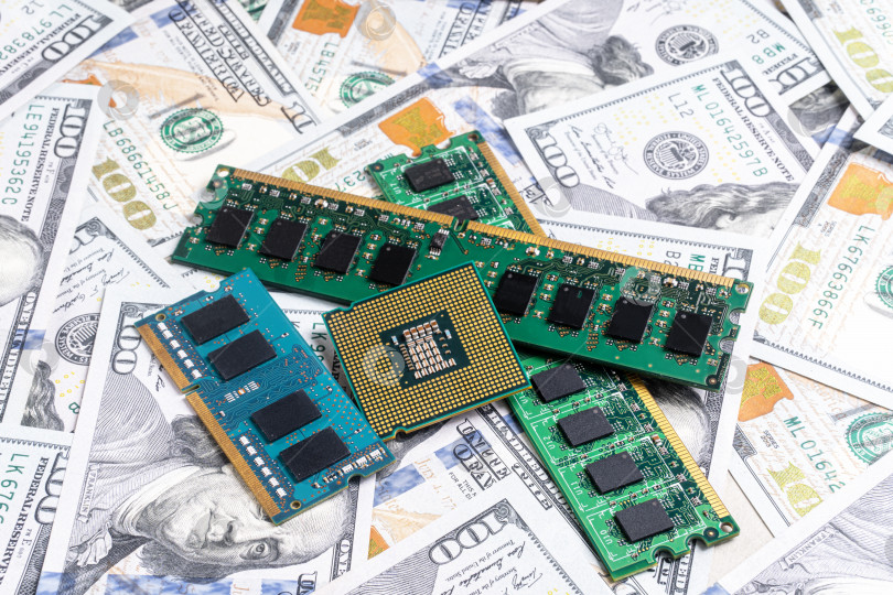 Скачать Процессор компьютера и чипы памяти на фоне долларов США фотосток Ozero
