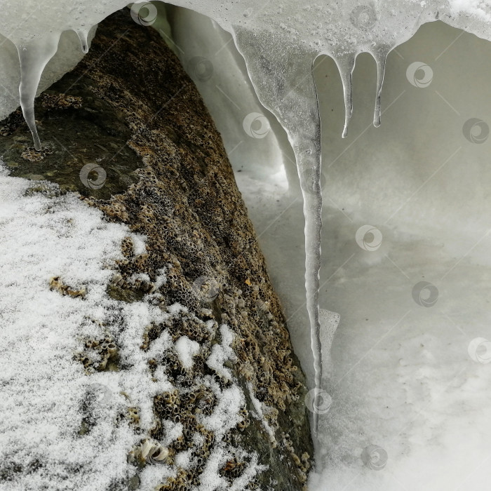 Скачать Сосульки и снег на обледеневших скалах фотосток Ozero
