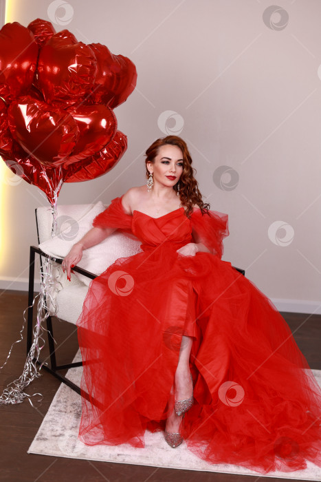 Скачать день святого Валентина. Любящая девушка. Девушка в красном платье лежит на полу в лепестках красных роз. фотосток Ozero