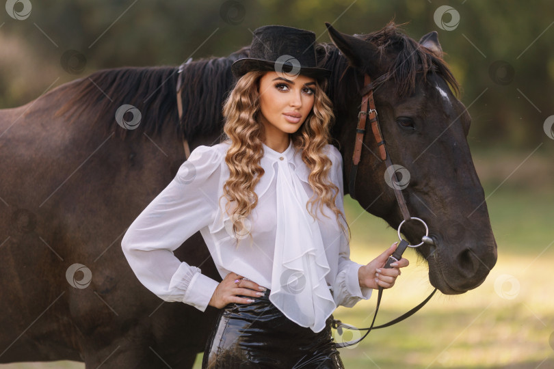 Скачать Портрет красивой женщины-пастушки с дробовиком с дикого Запада верхом на лошади в глубинке фотосток Ozero