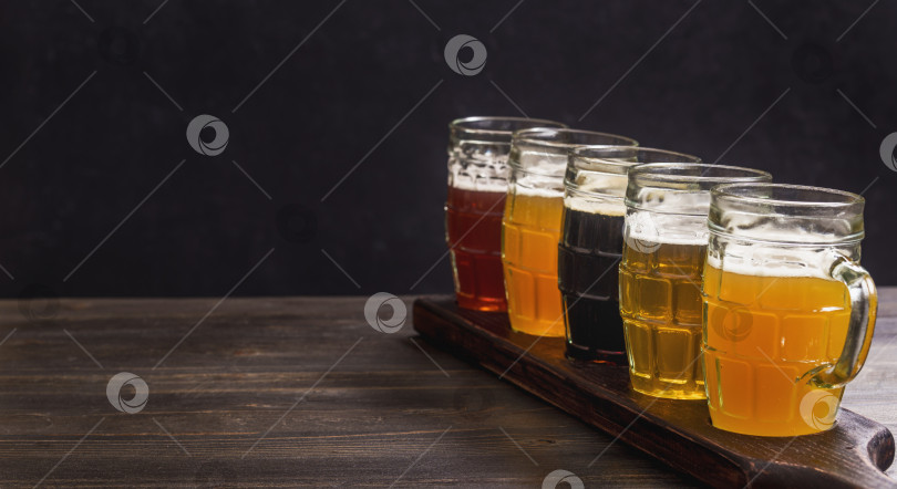 Скачать Дегустационный набор из различных сортов пива с копировальным пространством фотосток Ozero