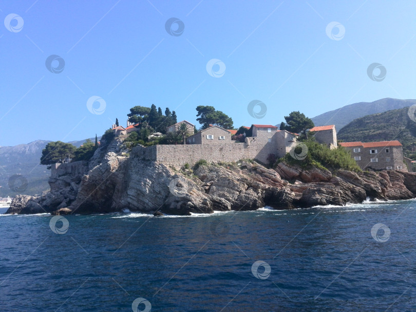 Скачать Будва, Черногория – 07.06.2014: Остров Святой Стефан (Sveti Stefan) в окрестностях Будвы Черной Горы на границе Адриатического моря фотосток Ozero