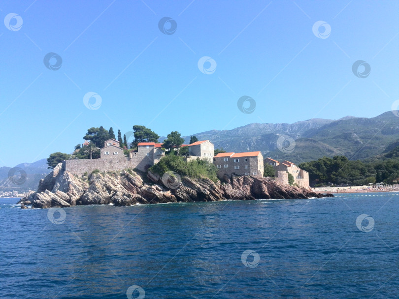 Скачать Будва, Черногория – 07.06.2014: Остров Святой Стефан (Sveti Stefan) в окрестностях Будвы Черной Горы на границе Адриатического моря фотосток Ozero