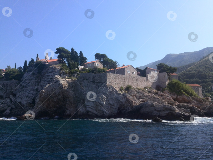 Скачать Будва, Черногория – 07.06.2014: Остров Святой Стефан (Sveti Stefan) в окрестностях Будвы Черной Горы на границе Адриатического моря фотосток Ozero