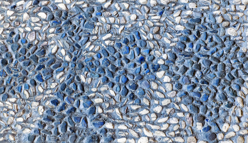 Скачать На тротуаре выложен мозаичный узор из белого и голубого камня фотосток Ozero