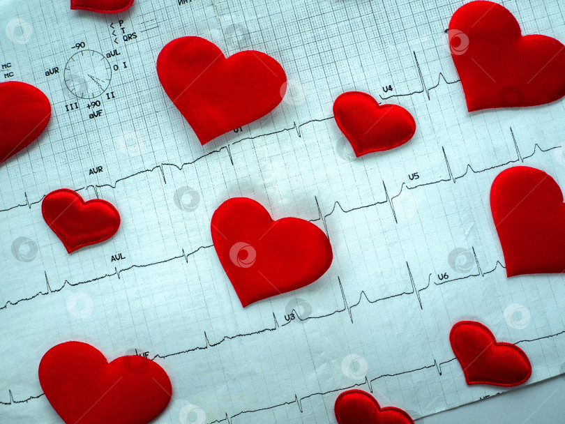 Скачать Электрокардиограмма и сердца разных размеров расположены по диагонали на горизонтальном фоне. Медицинская справка. фотосток Ozero