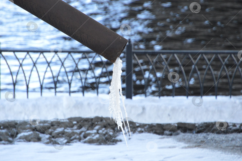 Скачать Замерзшая вода в трубе фотосток Ozero