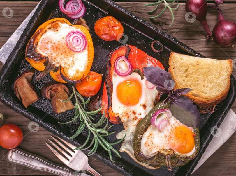 Скачать Сверху болгарский перец, фаршированный яйцом для завтрака фотосток Ozero