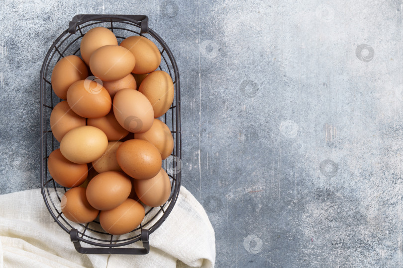 Скачать Яйца в проволочной корзинке с местом для копирования сверху фотосток Ozero